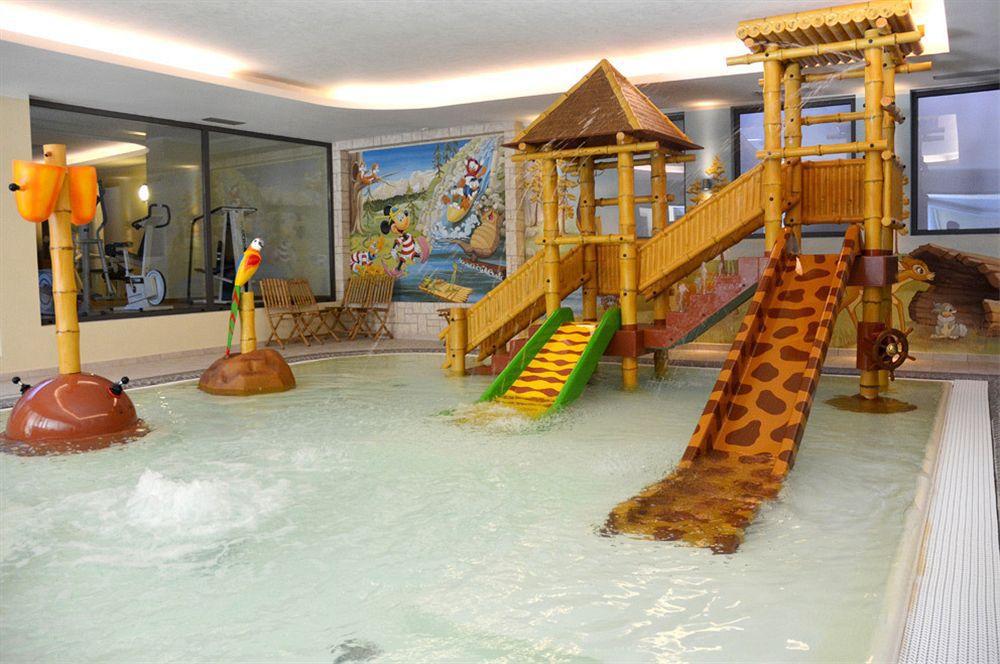Alpholiday Dolomiti Wellness & Family Hotel Dimaro Eksteriør bilde