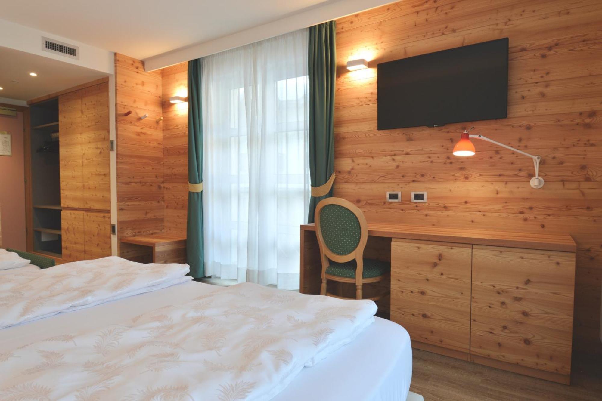 Alpholiday Dolomiti Wellness & Family Hotel Dimaro Rom bilde