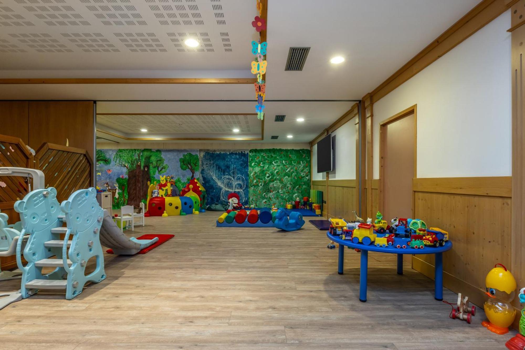 Alpholiday Dolomiti Wellness & Family Hotel Dimaro Eksteriør bilde