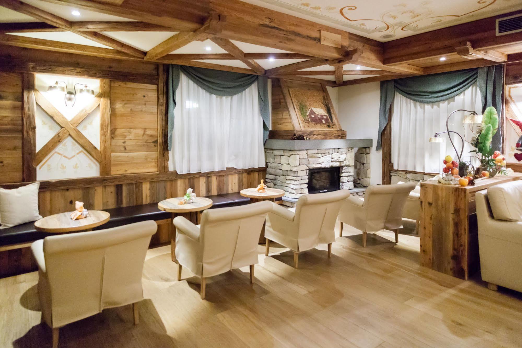 Alpholiday Dolomiti Wellness & Family Hotel Dimaro Eksteriør bilde